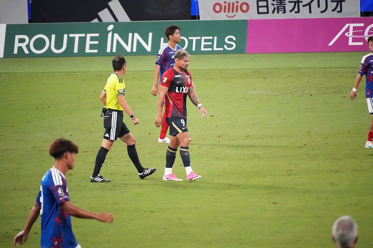 鹿島アントラーズのユニフォームでピッチを歩くレオ セアラ